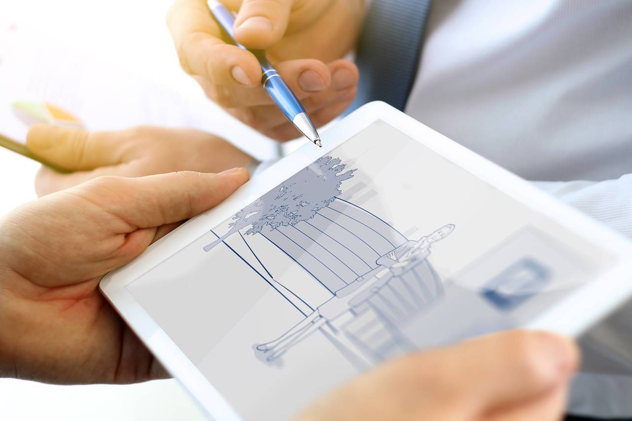 Tablet zeigt Entwurf mit stilisierter Parkszene, Hand mit Stift zeigt auf das Bild.