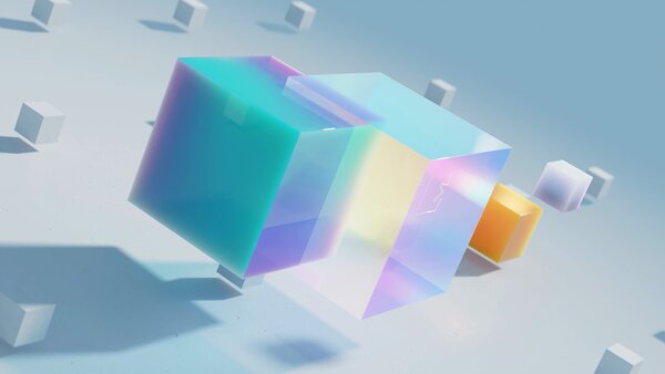Abstrakte Szene mit schwebenden, transparenten Würfeln und Platten in Gelb, Türkis und Violett auf weißem Hintergrund. Die Objekte wirken hochwertig, fast kristallartig.