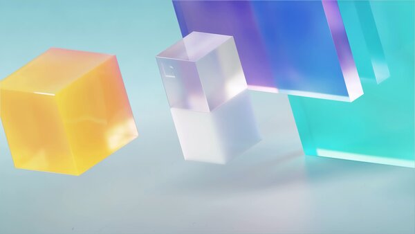 Abstrakte Szene mit schwebenden, transparenten Würfeln und Platten in Gelb, Türkis und Violett auf pastellblauem Hintergrund. Die Objekte wirken hochwertig, fast kristallartig.