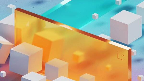 Abstrakte Szene mit schwebenden, transparenten Würfeln und Platten in Orange, Türkis und Weiß auf weißem Hintergrund. Die Objekte wirken hochwertig, fast kristallartig.