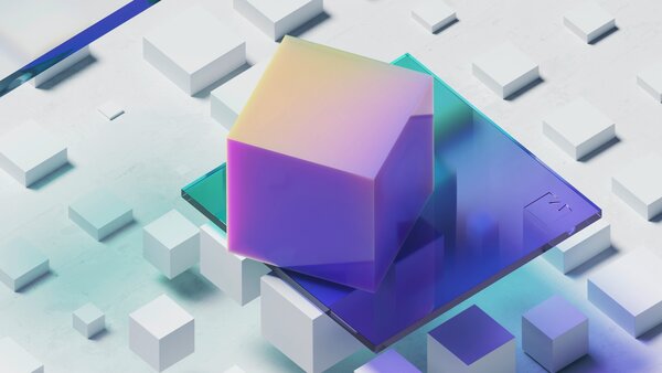 Abstrakte Szene mit schwebenden, transparenten Würfeln und Platten in Weiß, Blau und Violett auf weißem Hintergrund. Die Objekte wirken hochwertig, fast kristallartig.