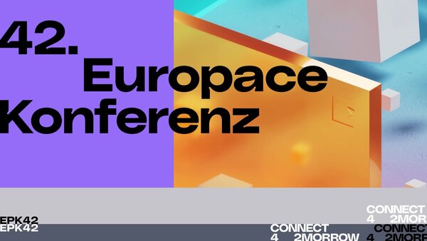 Grafik mit der Aufschrift „42. Europace Konferenz“ in großer schwarzer Schrift auf lila Hintergrund. Daneben ein orangefarbener Glaskörper auf einem abstrakten, geometrischen Hintergrund. Unten ist das Konferenzmotto „CONNECT 4 2MORROW“ mehrfach zu sehen.