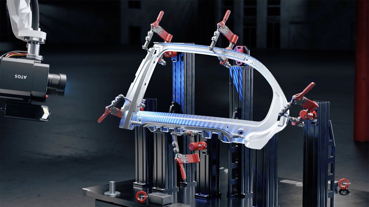 Geklemmtes Metallteil wird von einem 3D-Scanner unter blauem Licht erfasst.
