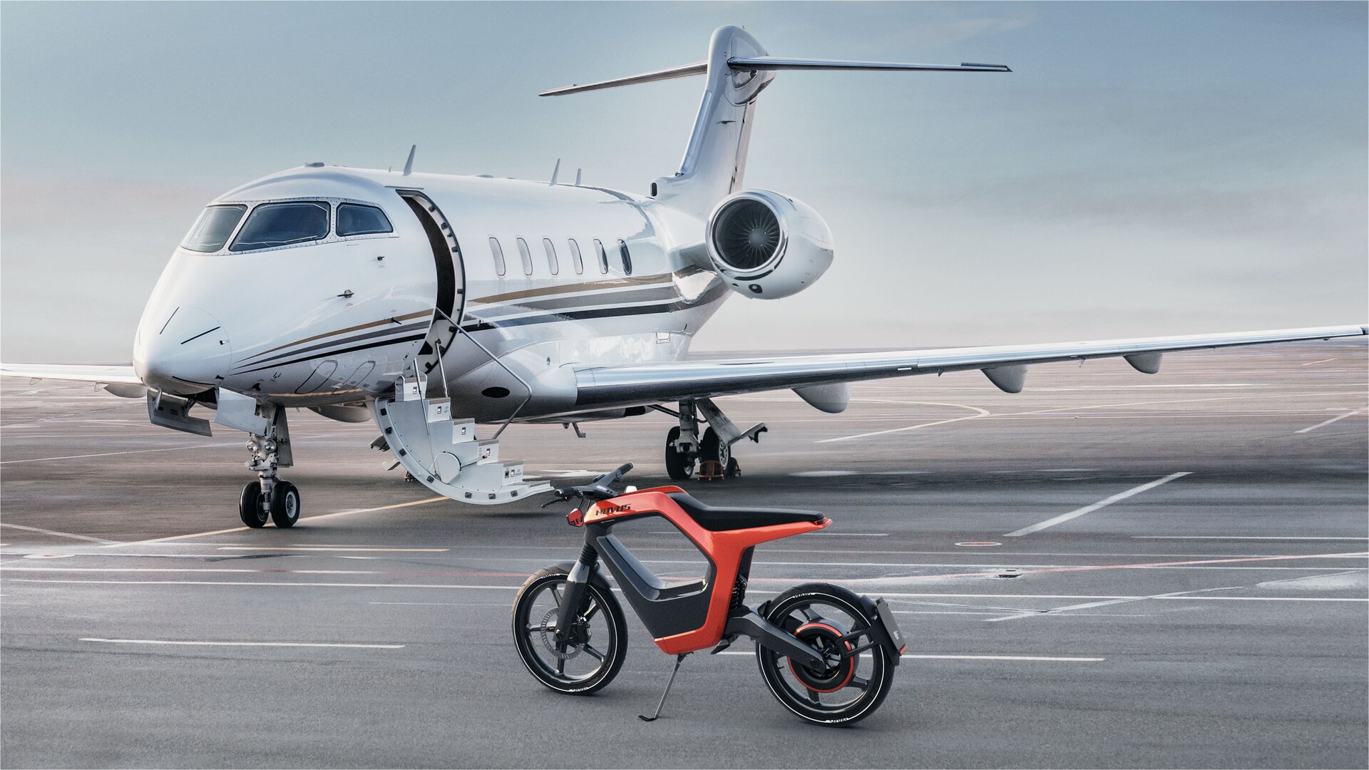 Elektrisches Bike in Rot parkt vor einem Business-Jet mit geöffneter Tür auf dem Rollfeld.