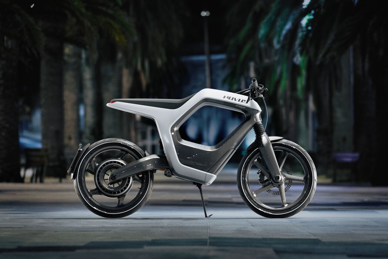 E-Bike bei Nacht vor Palmenallee, beleuchtet durch städtisches Umgebungslicht.