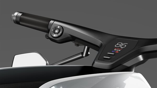 Detail des Lenkers mit Displayanzeige, Tasten und digitalem Tachometer.