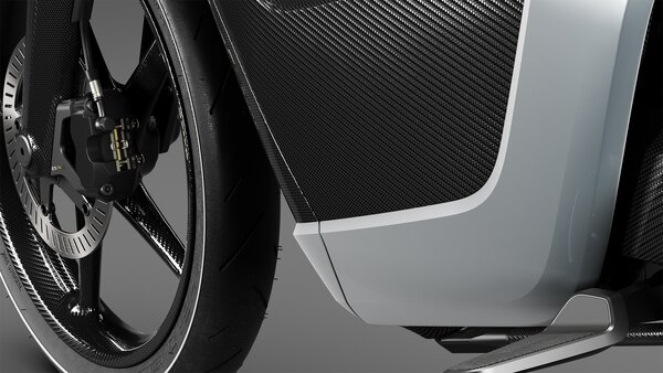 Nahaufnahme des Hinterrads mit Carbon-Felge und Scheibenbremse des E-Bikes.