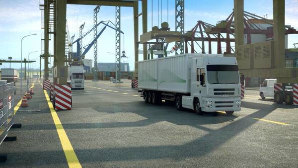 Dieselbe computergenerierte Umgebung: Ein LKW fährt unter großen Containerkränen in einem modernen Hafenbereich.