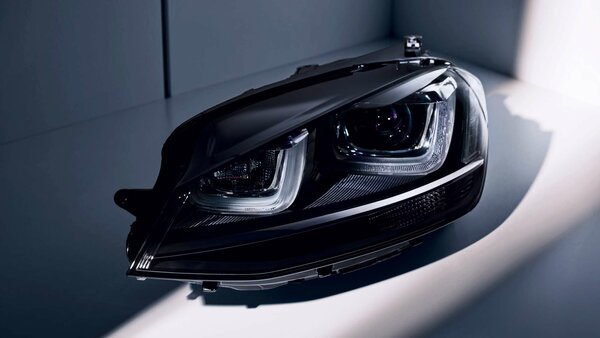 Nahaufnahme eines modernen Autoscheinwerfers mit LED-Technologie.