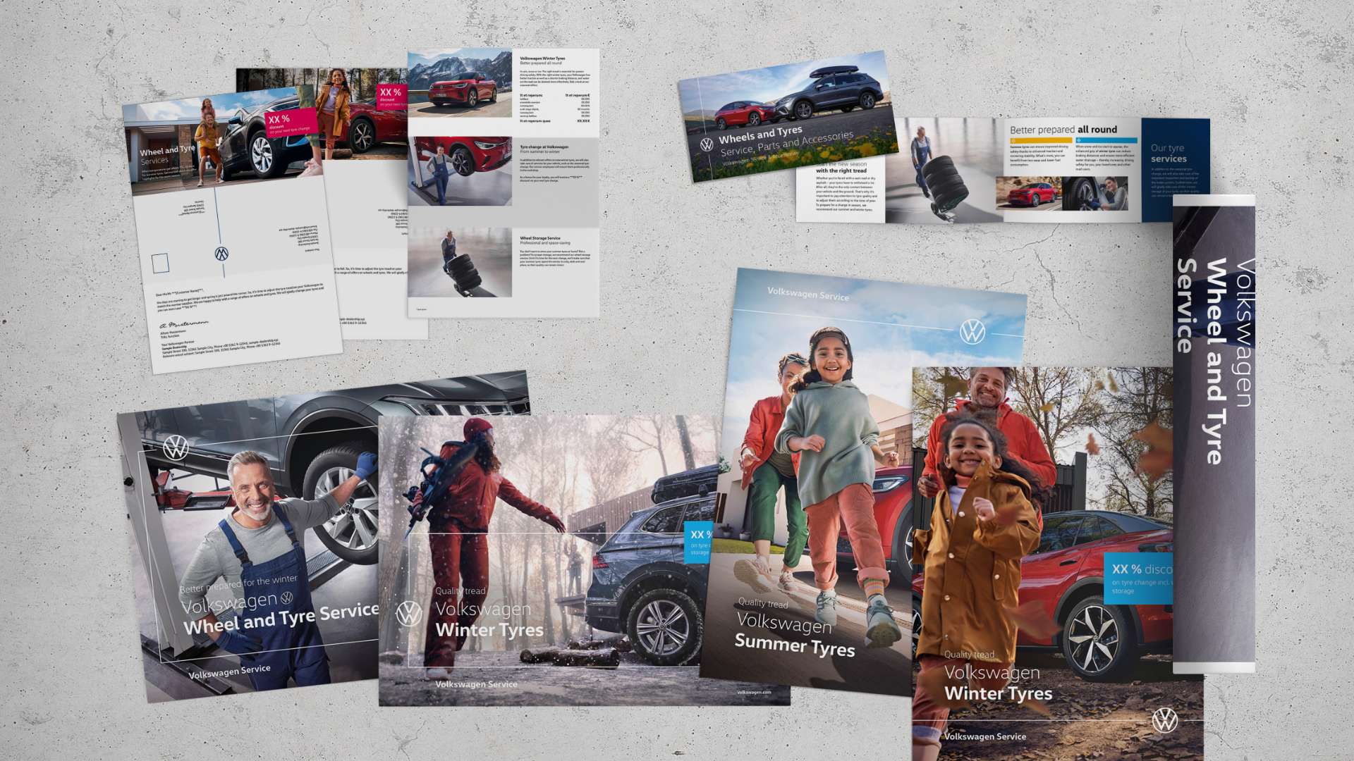 Aufsicht auf mehrere Broschüren, Flyer und Poster von Volkswagen rund um das Thema Räder-und-Reifen-Service“. Zu sehen sind winterliche und sommerliche Szenen mit VW-Fahrzeugen, Werkstattaufnahmen und fröhliche Familien. Die Materialien vermitteln Informationen zu Reifensicherheit, Serviceangeboten und saisonaler Fahrzeugpflege.