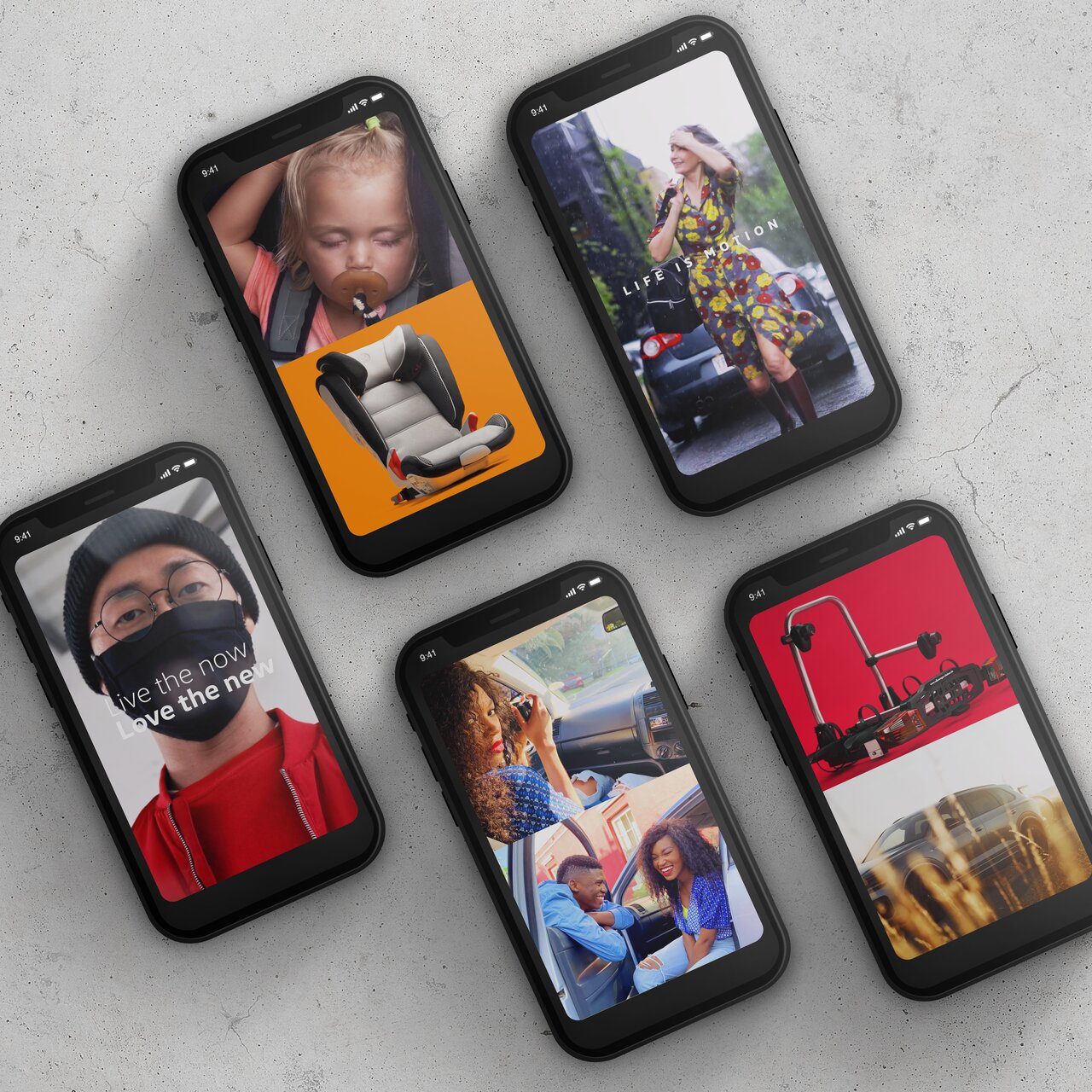 Fünf Smartphones mit Werbemotiven von VW-Zubehör, darunter Kindersitz, Mode, Autozubehör und Lifestyle-Szenen.