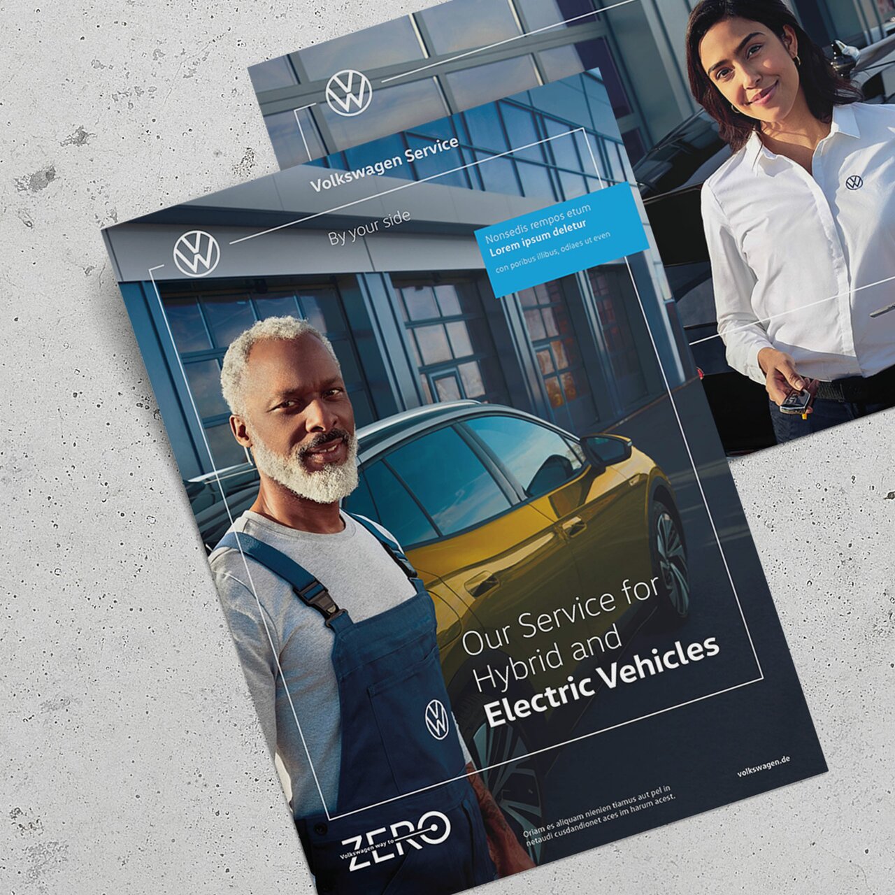 Zwei VW-Broschüren auf Betonoberfläche; im Vordergrund ein Mitarbeiter vor einem gelben E-Auto mit Text „Our Service for Hybrid and Electric Vehicles“.