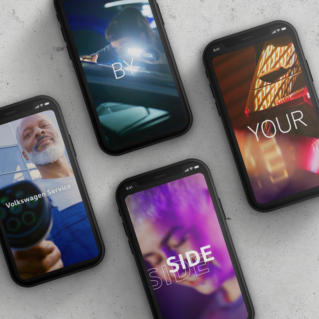 Vier Smartphones mit VW-Service-Motiven und den Worten „BY“, „YOUR“, „SIDE“, verteilt auf die Displays.