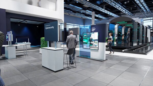  Messestand mit dem Thema „Cybersecurity“. Im Vordergrund befindet sich eine interaktive Station mit Bildschirm und Stuhl, im Hintergrund ein begehbarer, futuristisch gestalteter Zug oder Showroom mit blauer Beleuchtung. Besucher:innen informieren sich an den Stationen oder bewegen sich durch die Halle. Die Szenerie vermittelt ein Hightech-Umfeld.