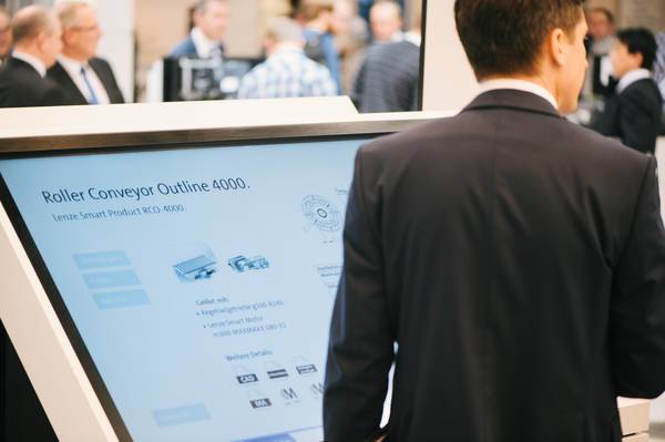 Mann betrachtet Informationsbildschirm mit Informationen zum „Roller Conveyor Outline 4000“.