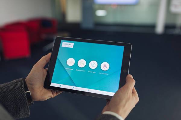 Tablet zeigt übersichtliches Menü mit vier Icons für digitale Anwendungsbereiche.