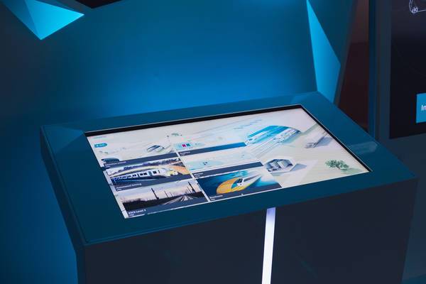 Detailansicht eines Touchdisplays mit grafischer Benutzeroberfläche und Infrastrukturprojekten.
