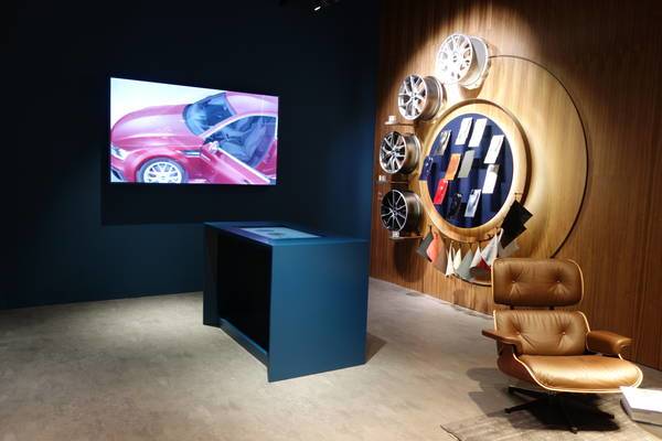 Die selbe Szene, wie im vorherigen Bild, aber aus einem anderen Winkel. Der Fokus liegt nun auf einer Sitzecke mit einem Ledersessel.