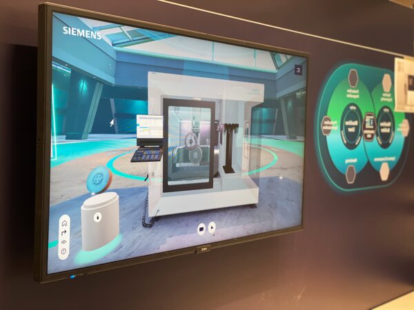 Bildschirm zeigt 3D-Modell einer Werkzeugmaschine mit offenem Gehäuse, innen sichtbar: ein eingesetztes Zahnrad.