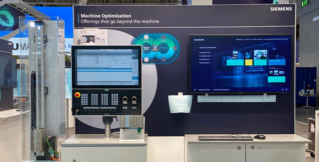 Messestand mit Steuerpult für Werkzeugmaschinen, daneben Monitor mit Softwareoberfläche für „Industrial Edge for Machine Tools“.