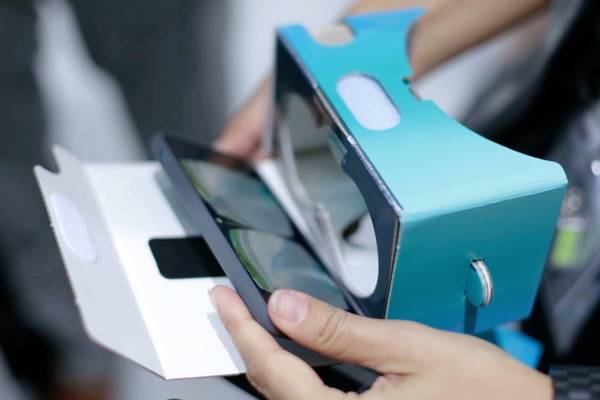 Nahaufnahme einer geöffneten Siemens-VR-Brille mit eingesetztem Smartphone.