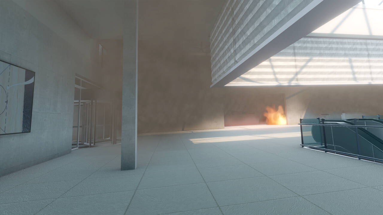 Rauch und Flammen in heller Eingangshalle mit Lichtdurchflutung.