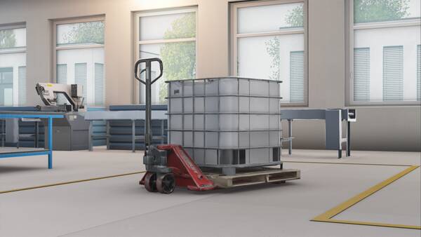 Gabelhubwagen mit großem Flüssigkeitsbehälter in Schulwerkstatt – vor Fensterfront.