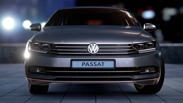 Fahrzeug in nächtlicher Szenerie mit leuchtenden Scheinwerfern und Nummernschild „PASSAT“.