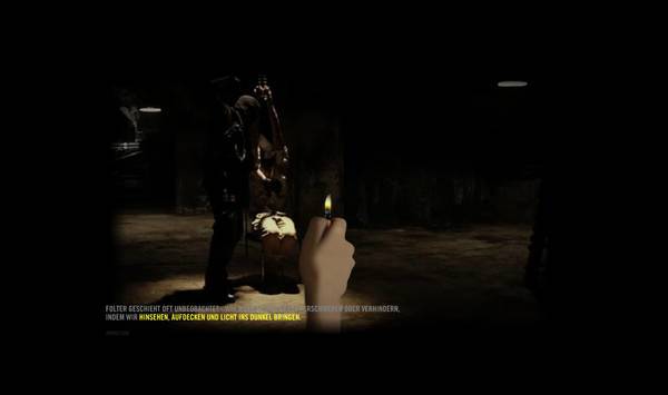 Eine Hand hält eine Flamme hoch und erleuchtet damit eine Szene, in der ein Mensch einen anderen foltert. Darunter steht: „̈́Folter geschieht oft unbeobachtet − Wir können sie erschweren oder verhindern, indem wir hinsehen, aufdecken und Licht ins Dunkel bringen.”