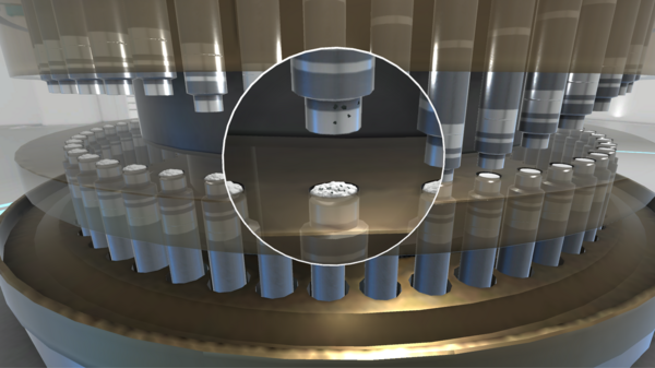 Vergrößerte Nahaufnahme eines pharmazeutischen Abfüllsystems mit Fokus auf einen Düsenkopf in einer rotierenden Anlage.