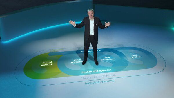 Moderator erklärt Ablauf vom virtuellen Produkt zur realen Produktion anhand eingeblendeter Grafik.