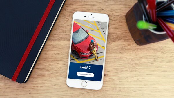 Ein Smartphone liegt auf dem Tisch und zeigt die Serviceübersicht für den Golf 7.